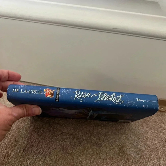 Disney The Descendants Rise of the Isle of the Lost hardcover book De La Cruz - Picture 6 of 7